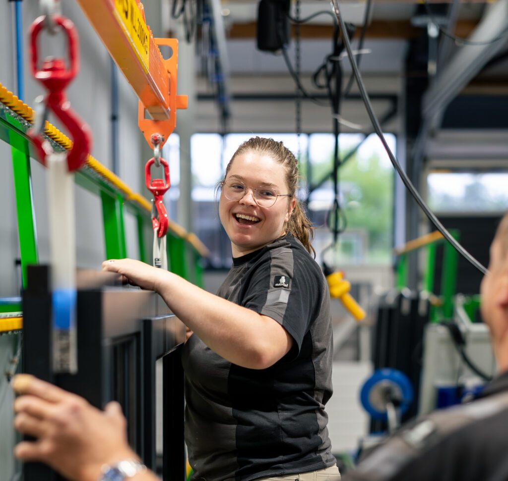 Dijkhof-Bouw-Afmontage-Medewerker001-scaled-aspect-ratio-1707-1618